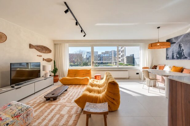 Stijlvol gerenoveerd appartement op de vierde verdieping met zijdelings zeezicht in het Zoute