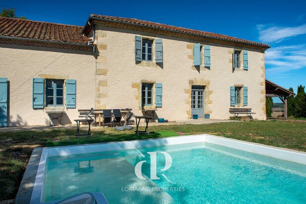 Charmante Maison avec Piscine et Vue Panoramique sur les Pyr