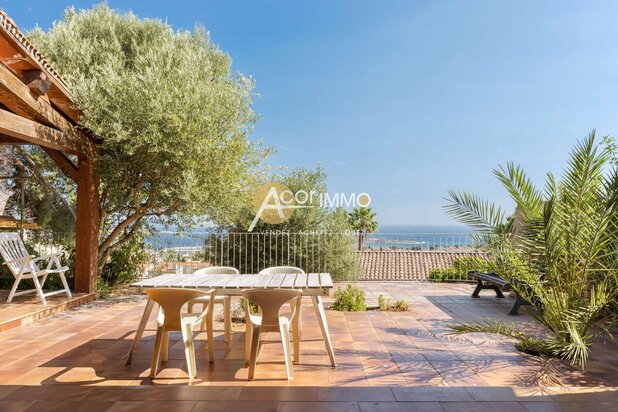 BANDOL - PROPRIÉTÉ DE CARACTÈRE DE 230 m2 - VUE MER - TERRAI