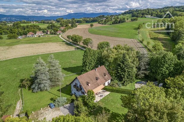 Propriété de charme 420m2 sur 1.6 ha de terrain dans un cadre champêtre sans voisinage