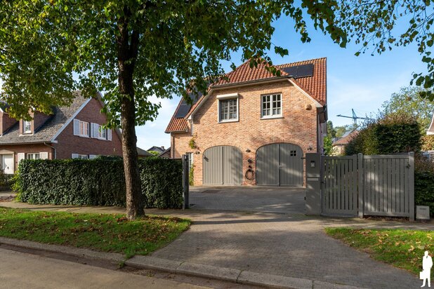 Exclusief karaktervolle villa met 4 slaapkamers, praktijkruimte, zwembad en aangelegde tuin nabij het centrum van Essen