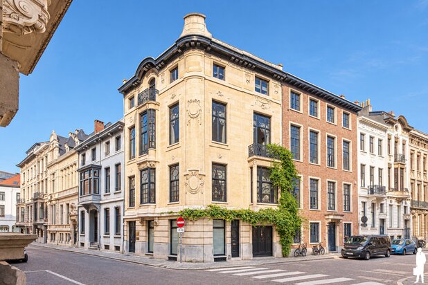 Beaux-arts burgerhuis met garage en praktijkruimte