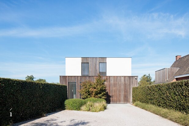Moderne villa met zwembad en praktijkruimte