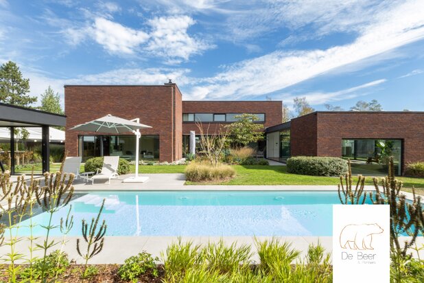 Buitengewone design villa op unieke ligging te Lochristi