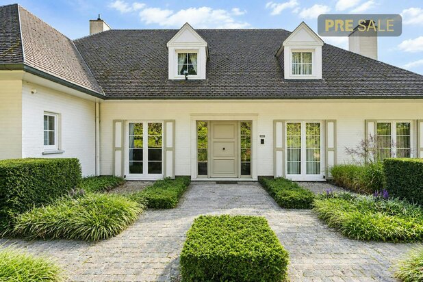 Villa intemporelle avec 5 chambres et piscine à vendre à Deerlijk
