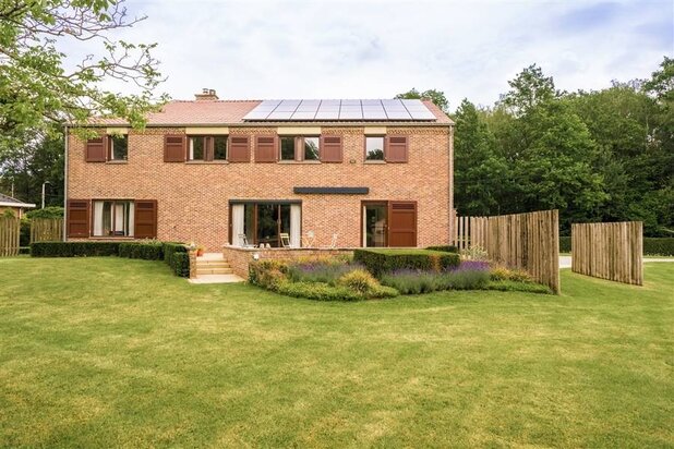 Villa d'exception avec un bois privé sur un terrain de 4 350 m²