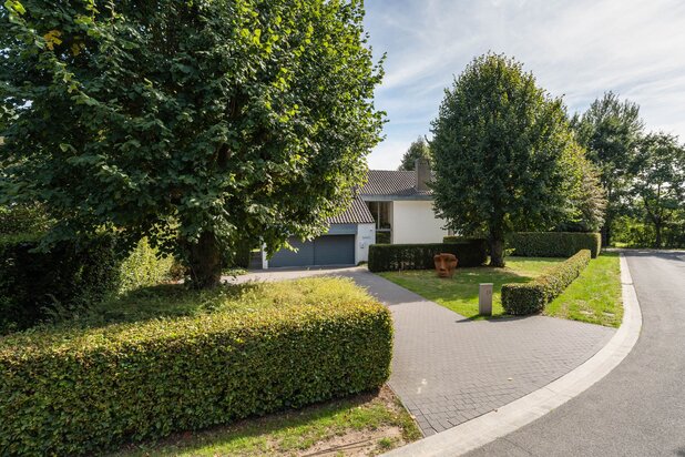 Karaktervolle vrijstaande villa met potentieel op riant hoekperceel te Heusden