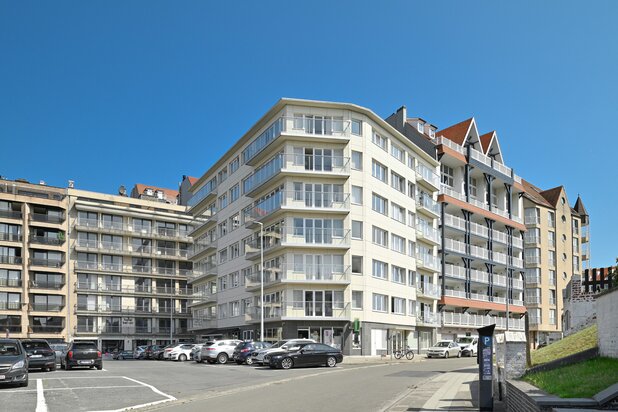 Hoekappartement met vijf slaapkamers op toplocatie in Duinbergen
