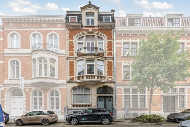 Herenhuis met vergunning voor 3 app. (+ twee garageboxen)