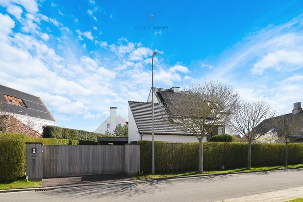 Luxueuze villa met zwembad in een residentiële wijk.