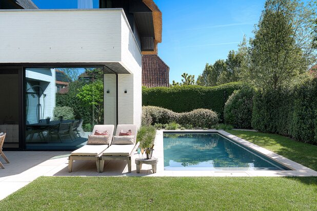 Luxe villa te koop in Knokke met zwembad en dubbele garage
