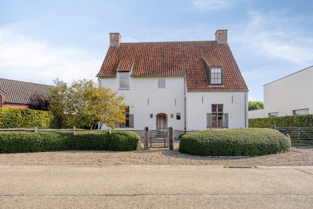Prachtig afgewerkte villa met 4 slpks en 2 badkamers , landelijk gelegen op 1.080 m² !