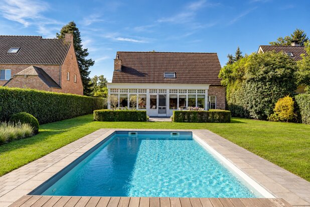 Knappe villa met zwembad, poolhouse, garage, 4 slpk + bureau