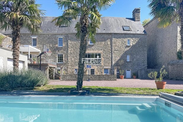 Maison en pierre de 245 m² avec piscine, grand terrain et deux