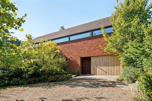 Rustig gelegen villa met 4 slpk en prachtig aangelegde tuin