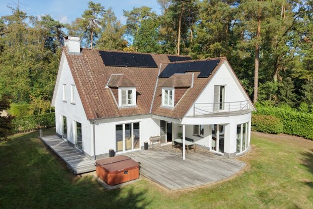 Exclusief gelegen stijlvolle villa op 24 are palende aan natuurgebied