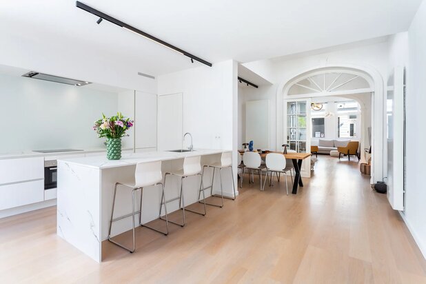 Karaktervolle herenwoning met zonnig terras in Berchem