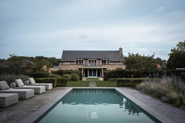 Exclusief landhuis met buitenzwembad op perceel van 2.787m² aan de bosrand.