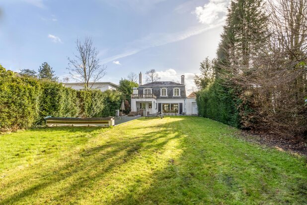 Te renoveren villa met zwembad en grote tuin - Elsdonk