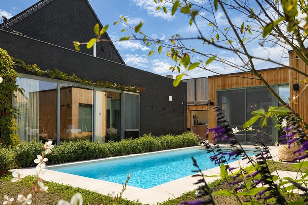 Exclusieve villa met  luxueus poolhouse in Otegem