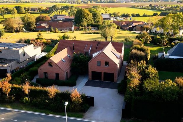 Ruime villa met weids uitzicht in Moregem
