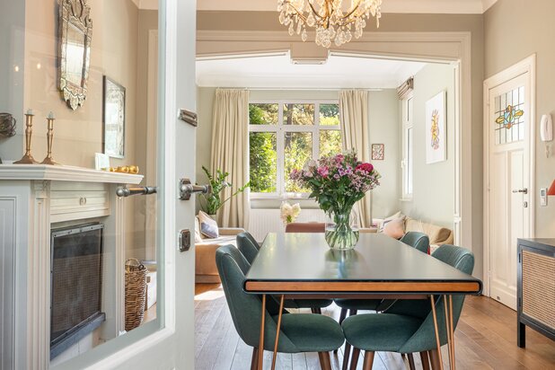 Instapklare en karaktervolle villa op toplocatie, gelegen op een ruim perceel van +-2450m², omgeven door rust, privacy en groen
