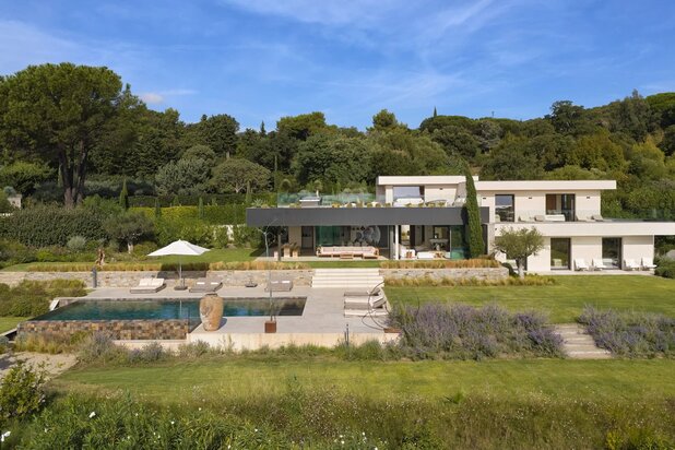 Villa contemporaine récente avec vue panoramique sur la mer à Grimaud, à proximité du Golf de Beauvallon