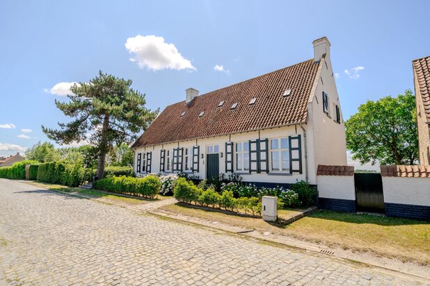 Karaktervolle hoeve met authentieke charme en een verfijnde, luxueuze afwerking op een uniek domein van 2.913 m²...