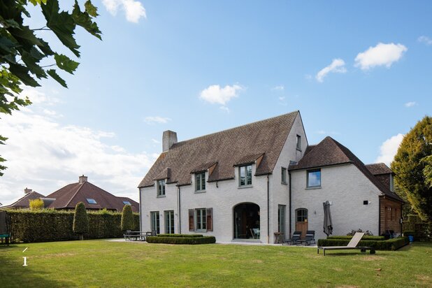 Strak-landelijke villa met zuidgerichte tuin in Deurle