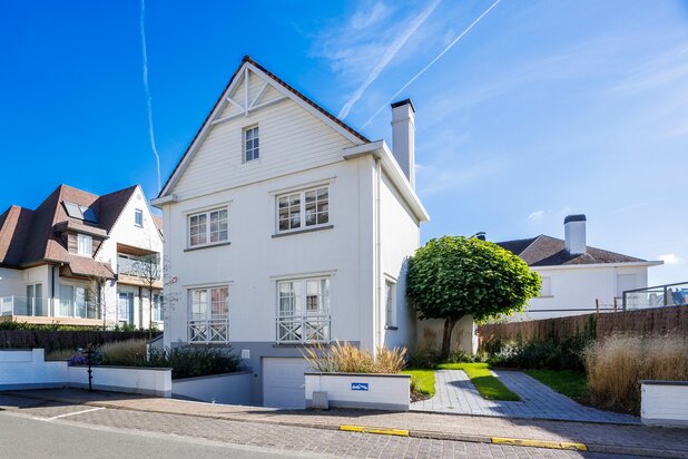 Stijlvolle vrijstaande villa met schitterende zongerichte terrassen, uitstekend gelegen op een boogscheut van het strand
