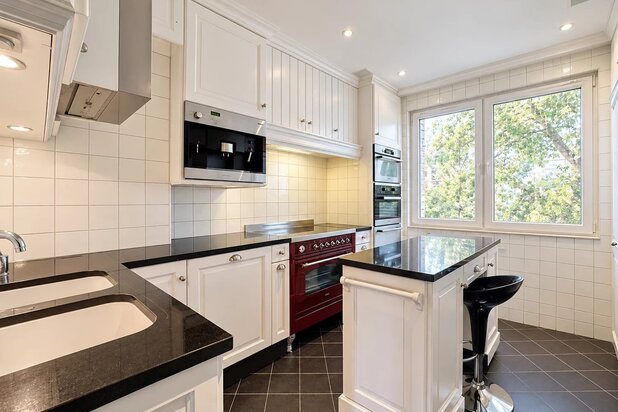 Appartement met uitzicht op de Ixelles-zwembaden