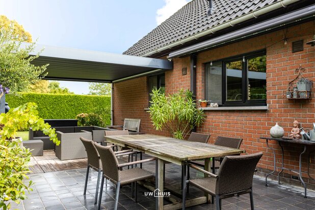 Instapklare open bebouwing met zonnepanelen, thuisbatterij en mooie tuin