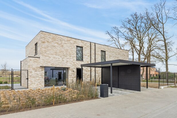 Moderne en lichtrijke halfopen woning met 3 slaapkamers