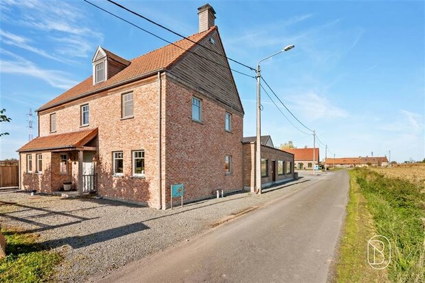 Maison récente avec 2 hangars et une piscine à Escanaffles