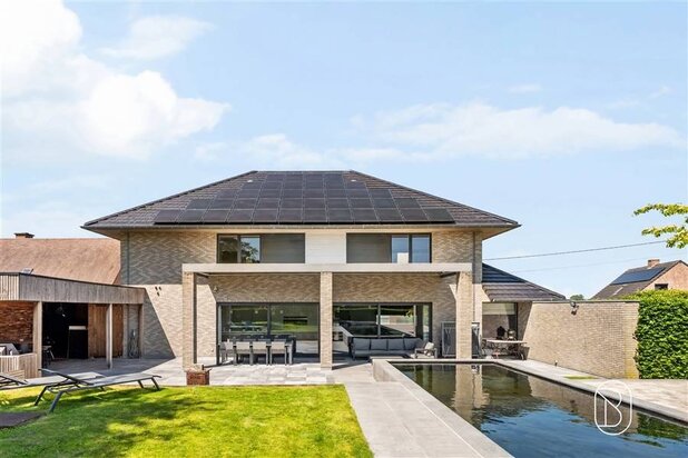 Grote energiezuinige villa met zwemvijver en mooie tuin
