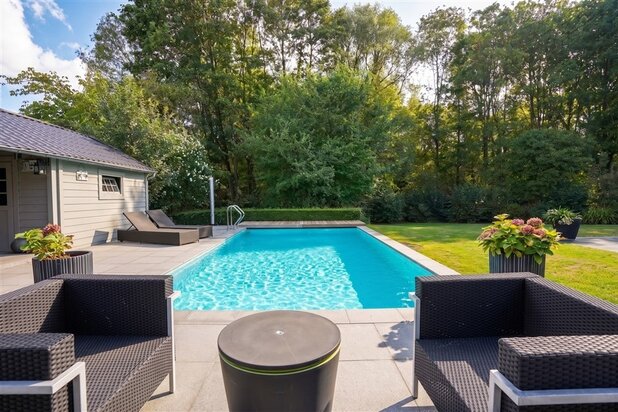 Veel villa, véél tuin en een machtig zwembad met poolhouse