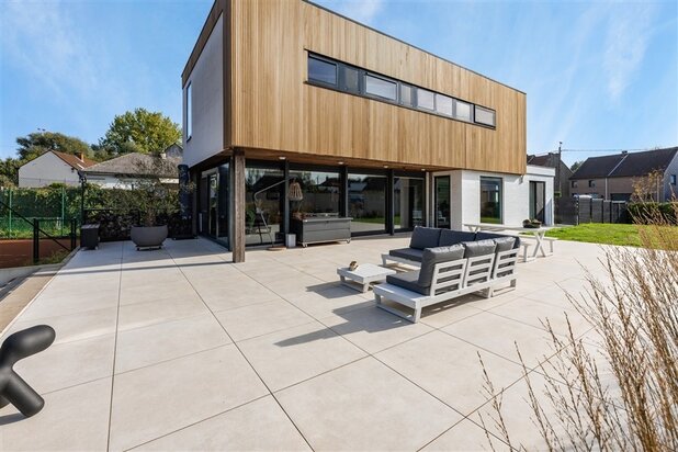 Exclusieve woning met 5 slaapkamers, tennisplein, poolhouse en ruime tuin