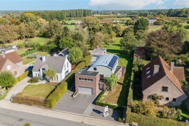 Karaktervolle architectenwoning op een perceel van ruim 25 are met diepe, oostgerichte tuin