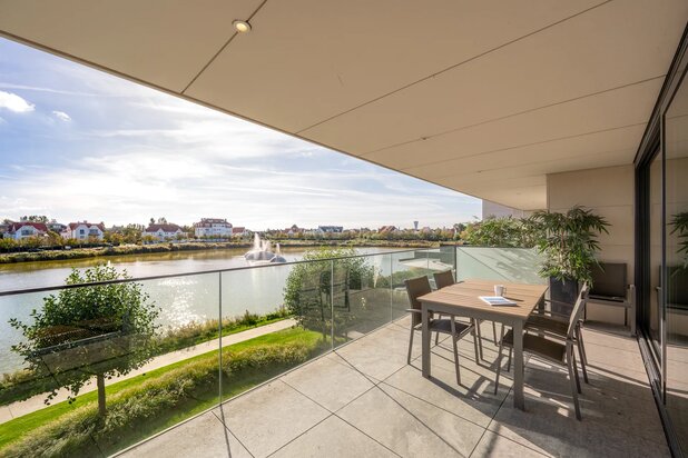 Appartement exceptionnellement spacieux et large avec terrasse orientée sud et vue unique sur le lac de la Victoire - garage double