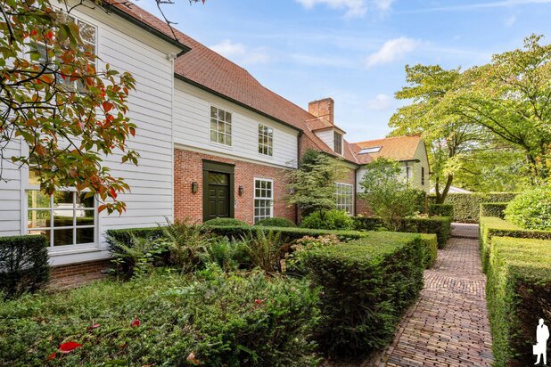Vlassak Verhulst villa in Vriesdonk op ca. 3.183 m² met binnenzwembad
