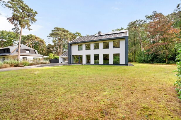 Spacieuse villa avec une partie multifonctionnelle sur environ 3.533 m².