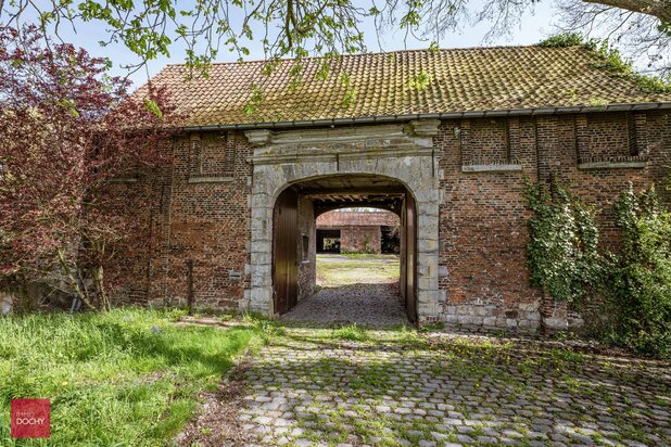 Historische omwalde hoeve met verschillende bijgebouwen