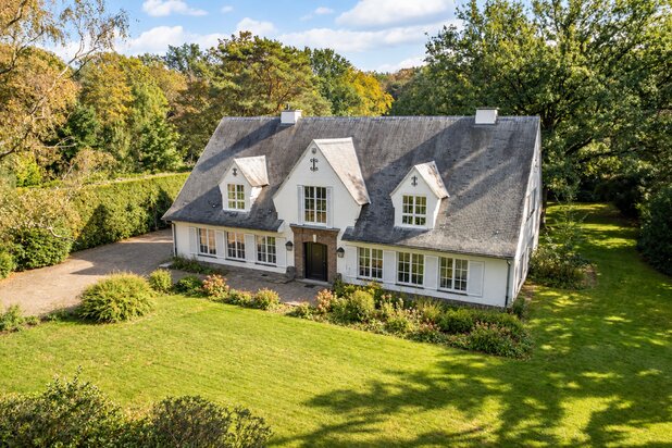 In Vriesdonk, statige villa met parktuin en prachtige gemeenschappelijke vijver waardoor men een weids uitzicht heeft.