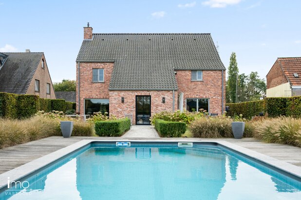 Landelijke villa met zwembad en agrarisch zicht