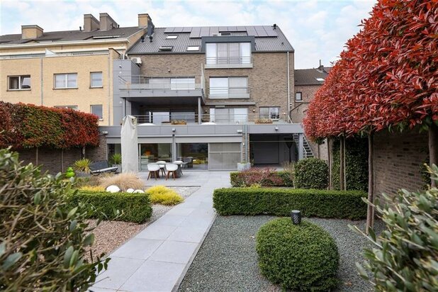 Moderne en energiezuinige woning met duplex-studio en garage op toplocatie in het centrum van Sint-Truiden