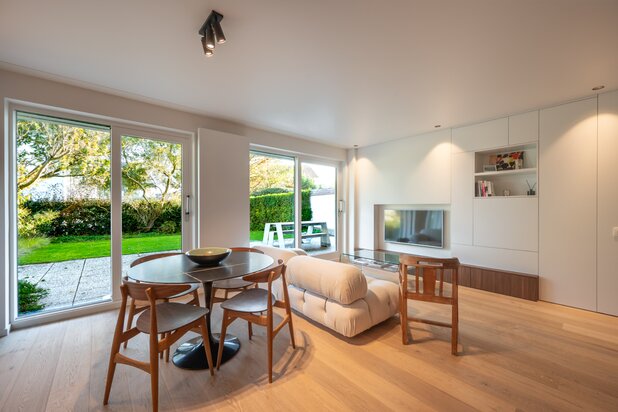 Stijlvol tuinappartement met 2 slaapkamers en 2 badkamers in Knokke-Zoute, recent gerenoveerd en perfect gemeubileerd.