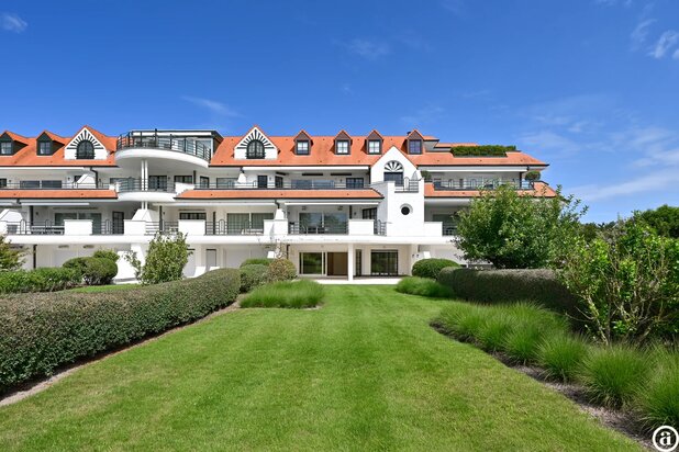 Zonovergoten tuin appartement met groot terras en prachtige tuin gelegen in het exclusieve domein Tennis Gardens.