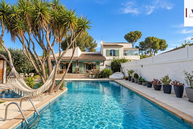 Propriété provençale 7 pièces avec piscine et double garage 