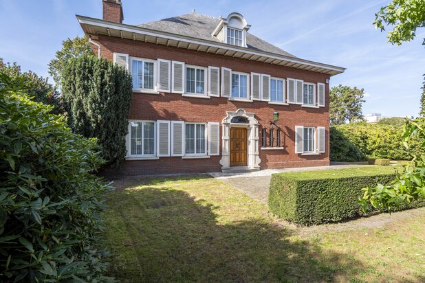 Statige villa met prachtige, diepe tuin vlakbij het centrum!
