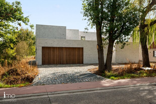 Moderne nieuwbouwvilla op ruim 40 are met vrij zicht